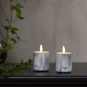 Packung mit zwei marmorierten LED-Kerzen mit warmweißer Flamme