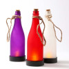 LED-Solardekoration mit roten Flaschen