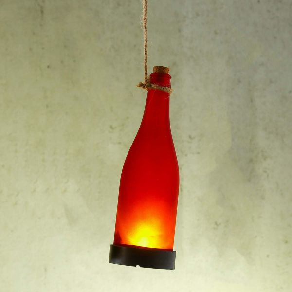 LED-Solardekoration mit roten Flaschen