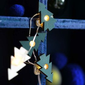 Ghirlanda 20 micro LED bianco caldo con alberi di Natale in legno verdi a batterie