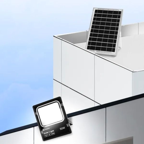 Proyector LED Solar de 50W con su Panel Solar y Control Remoto