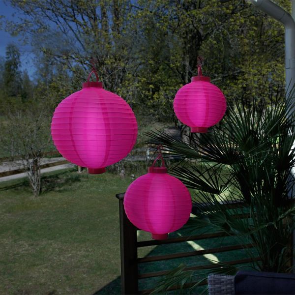 3 lanterne luminose rosa sulle batterie
