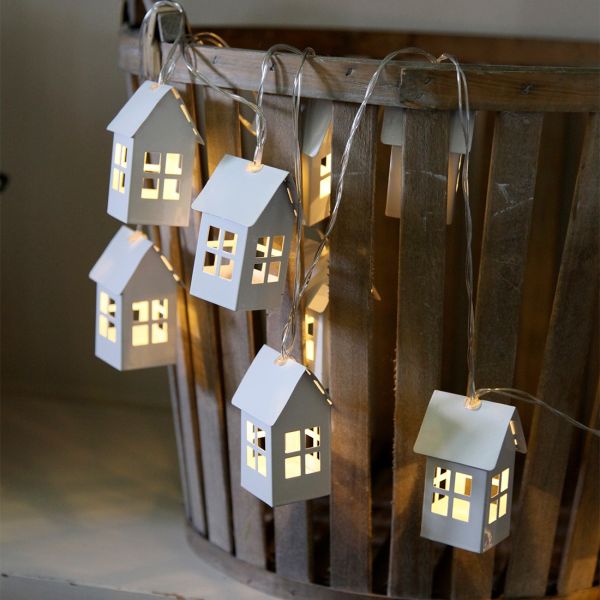 Guirlande LED sur piles maison bois