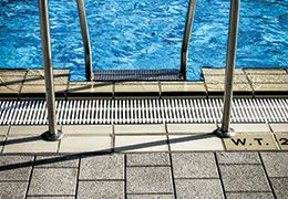 Sicurezza elettrica intorno alla piscina: luci, collegamenti e altro ancora